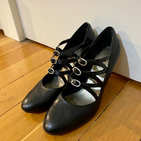 *NOT FOR SALE/SOLD* Nine West Criss Cross black pumps (Size 7 1/2) - Picture 3 of 6
